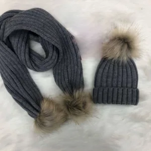 Σετ Παιδικό Πλεκτό Σκουφάκι & Κασκόλ με Γούνινα Pom-Poms