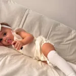 Λευκό Βρεφικό Σετ Κοριτσιού 3 Τεμαχίων – Ρόμπερ, Κάλτσες & Κορδέλα με Φιόγκο