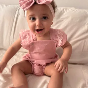 Βρεφικό Σετ Κοριτσιού 3 Τεμαχίων σε Απόχρωση Πούδρας – Ρόμπερ, Μακριές Κάλτσες & Κορδέλα