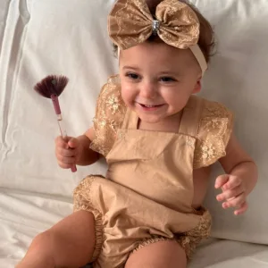 Χρυσό Βρεφικό Σετ Κοριτσιού 3 Τεμαχίων – Ρόμπερ, Κορδέλα & Κάλτσες με Φιόγκο