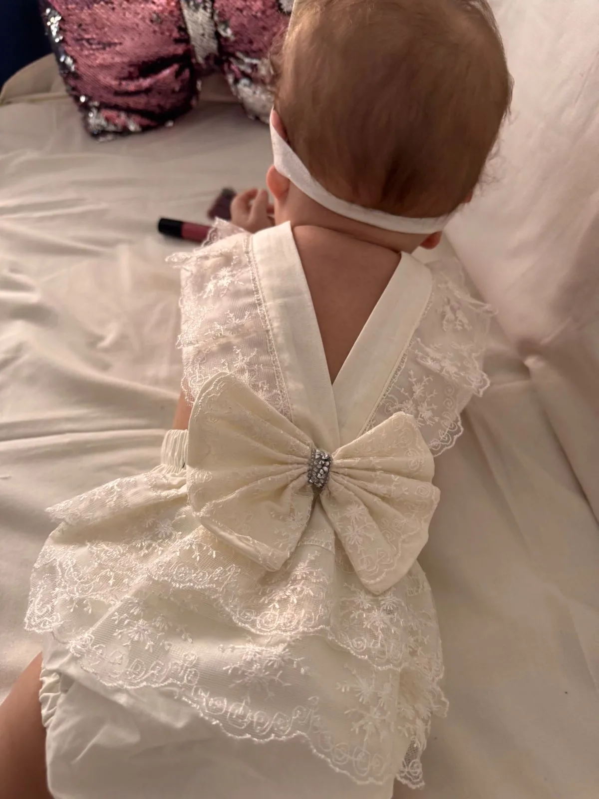 Λευκό Βρεφικό Σετ Κοριτσιού 3 Τεμαχίων – Ρόμπερ, Κάλτσες & Κορδέλα με Φιόγκο - Image 2